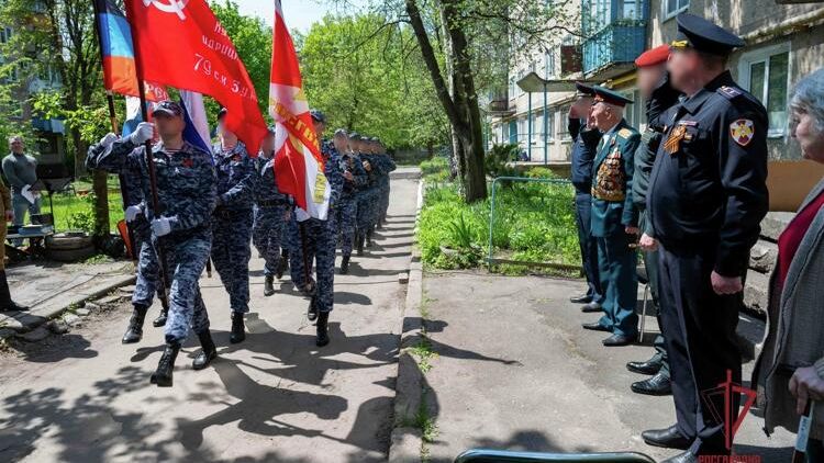 Сотрудники Росгвардии проводят парад у дома ветерана Анатолия Карабута в Донецке Сотрудники Росгвардии проводят парад у дома ветерана Анатолия Карабута в Донецке - РИА Новости, 1920, 09.05.2026