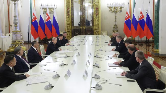 Президент России Владимир Путин и премьер-министр Словакии Роберт Фицо во время встречи в Москве