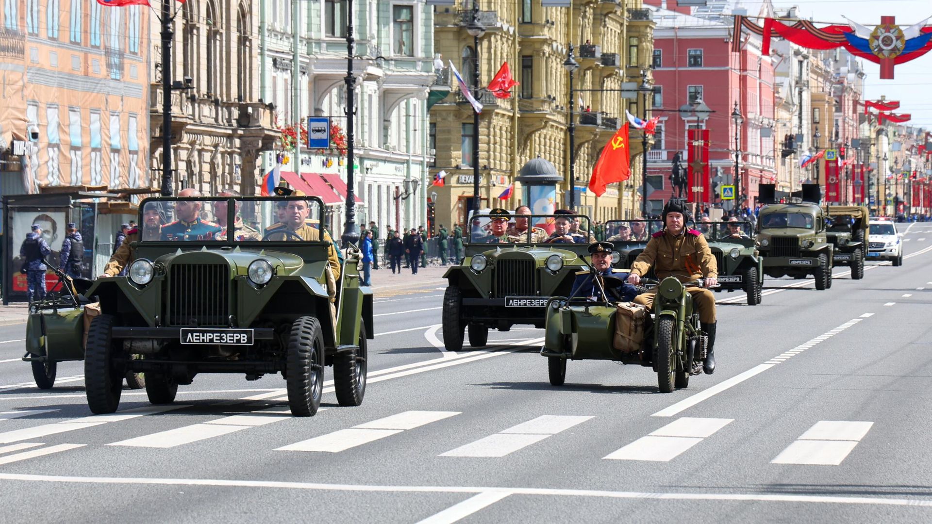 Колонна ретроавтомобилей на Невском проспекте в Санкт-Петербурге во время акции Бессмертный полк Колонна ретроавтомобилей на Невском проспекте в Санкт-Петербурге во время акции Бессмертный полк - РИА Новости, 1920, 09.05.2026