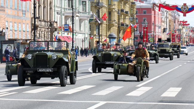 Колонна ретроавтомобилей на Невском проспекте в Санкт-Петербурге во время акции Бессмертный полк