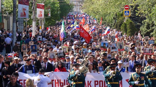 Участники акции Бессмертный полк в Махачкале