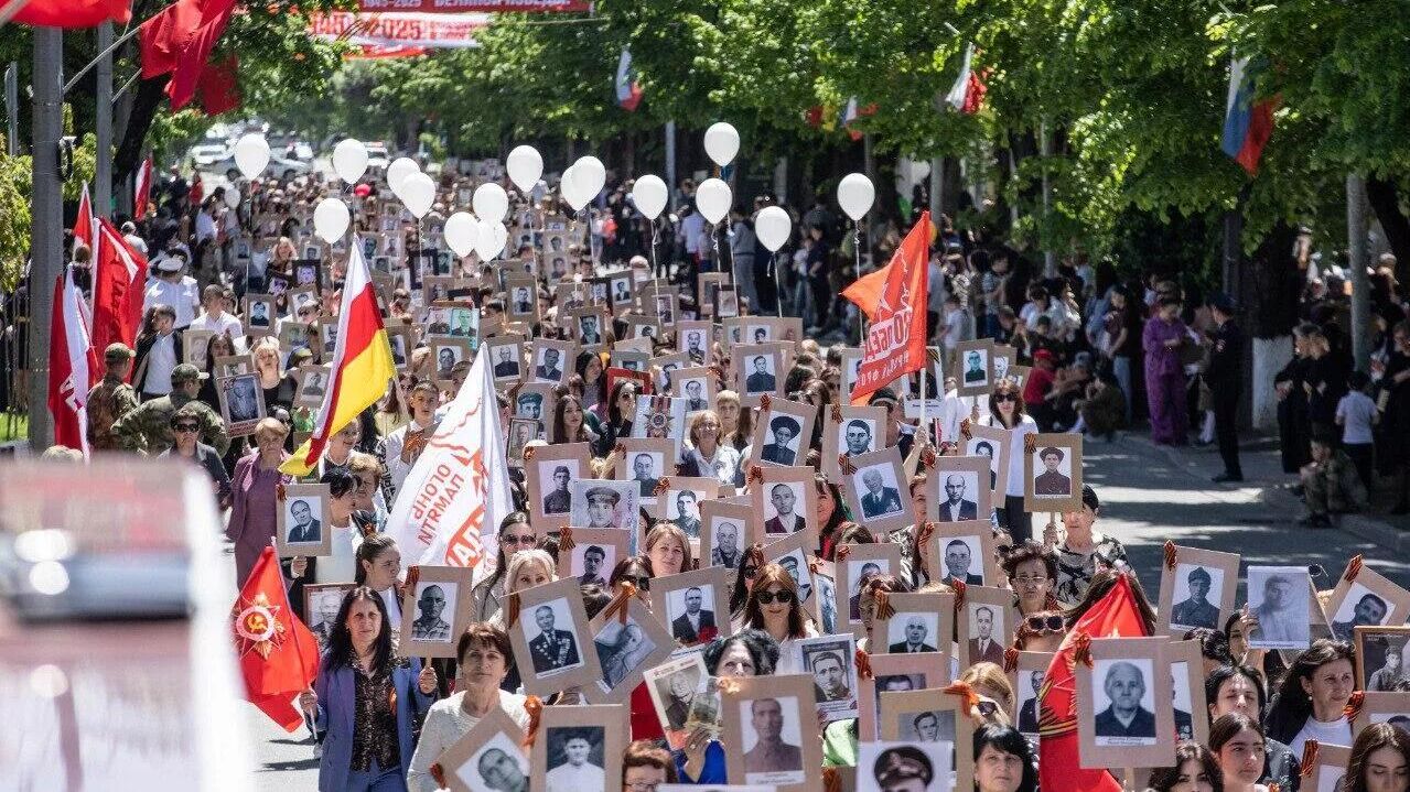 Участники акции Бессмертный полк в Цхинвале Участники акции Бессмертный полк в Цхинвале - РИА Новости, 1920, 09.05.2026