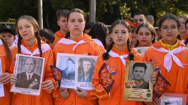Участники акции Бессмертный полк в Артеке Участники акции Бессмертный полк в Артеке