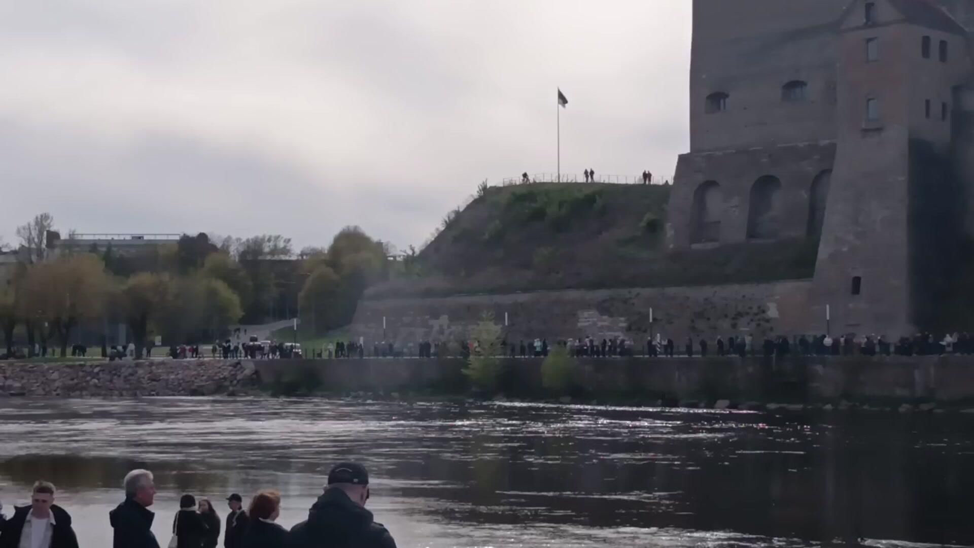 Жители Нарвы собираются слушать концерт в Ивангороде Жители Нарвы собираются слушать концерт в Ивангороде - РИА Новости, 1920, 09.05.2026
