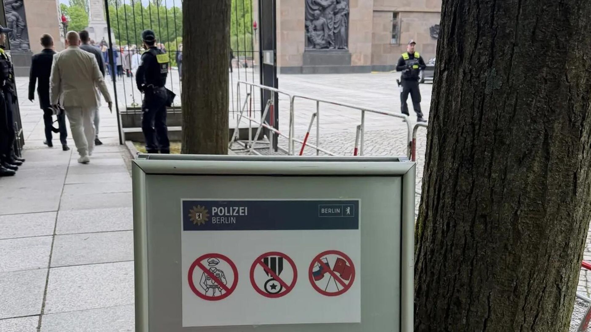 Таблички в Берлине, запрещающие демонстрацию советской символики Таблички в Берлине, запрещающие демонстрацию советской символики - РИА Новости, 1920, 10.05.2026