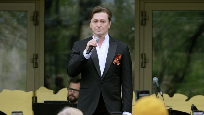 Сергей Безруков выступает на праздничном концерте Путь к Победе перед зданием МХАТ имени М. Горького в Москве Сергей Безруков выступает на праздничном концерте Путь к Победе перед зданием МХАТ имени М. Горького в Москве