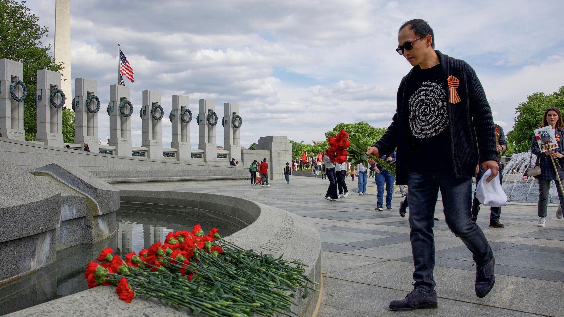 Люди возлагают цветы к мемориалу Второй мировой войны на Национальной аллее в Вашингтоне Люди возлагают цветы к мемориалу Второй мировой войны на Национальной аллее в Вашингтоне - РИА Новости, 1920, 14.08.2026