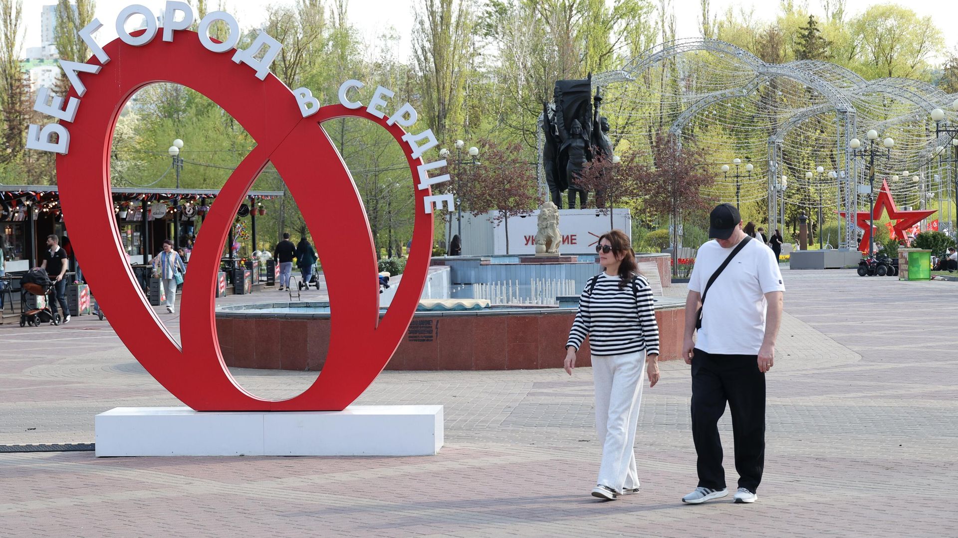 Праздничное оформление в Белгороде, посвященное празднованию 81-летию Победы в Великой Отечественной войне Праздничное оформление в Белгороде, посвященное празднованию 81-летию Победы в Великой Отечественной войне - РИА Новости, 1920, 09.05.2026