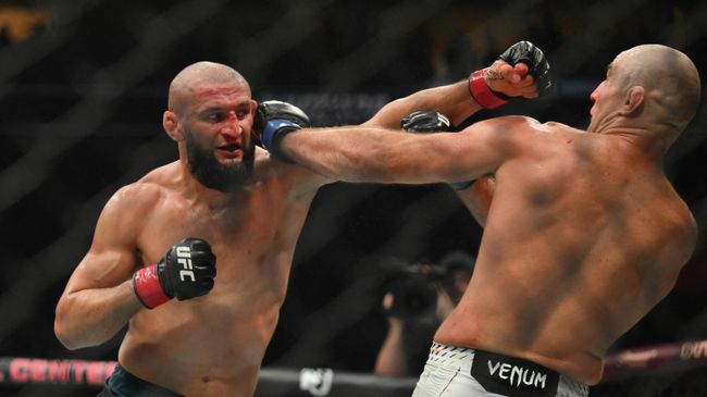 Хамзат Чимаев и Шон Стрикленд в бою на UFC 328