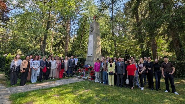Возложение цветов на воинском кладбище в Зальцбурге. 9 мая 2026