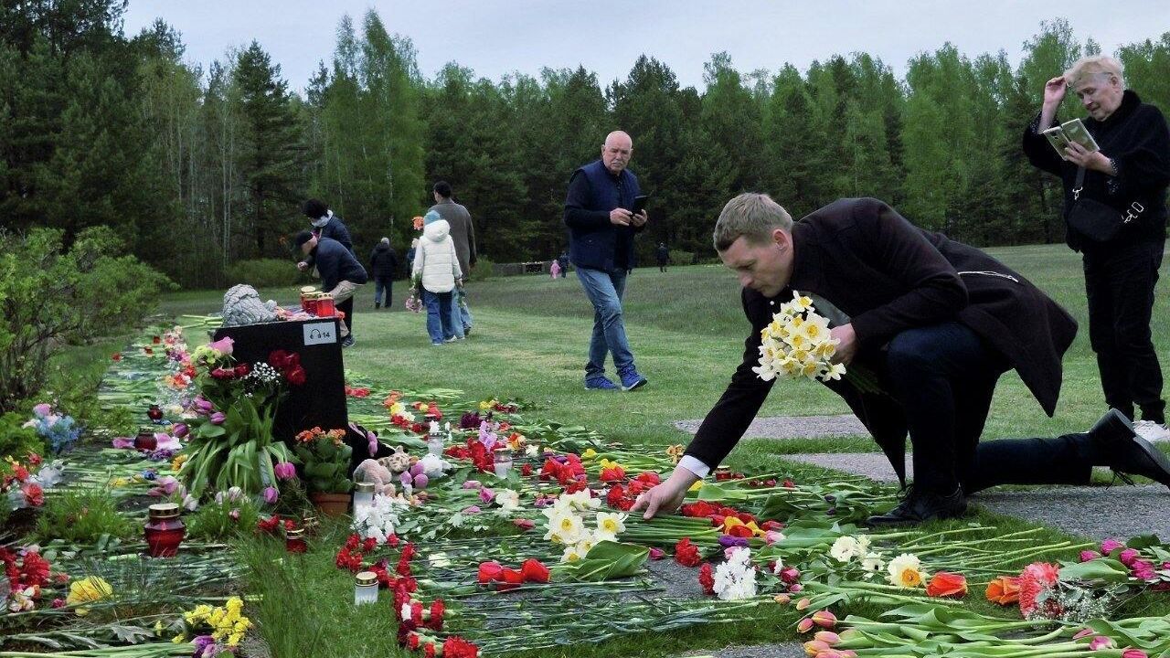 Депутат городской думы Елгавы Андрей Пагор во время возложения цветов в памятном комплексе Саласпилс. 9 мая 2026 - РИА Новости, 1920, 10.05.2026