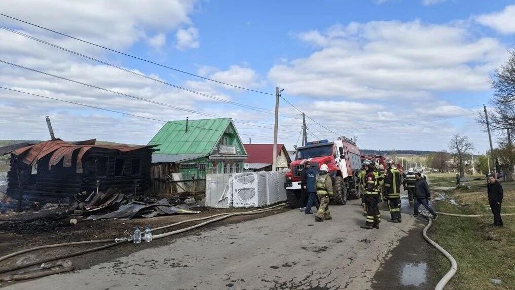 На месте пожара в поселке городского типа Бисерть Свердловской области На месте пожара в поселке городского типа Бисерть Свердловской области - РИА Новости, 1920, 10.05.2026