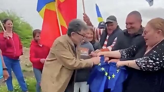 Лидер оппозиционной партии SOS Румыния Диана Шошоакэ разорвала флаг Евросоюза - РИА Новости, 1920, 10.05.2026