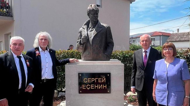  Памятник поэту Сергею Есенину открыли в муниципалитете Зета близ Подгорицы в Черногории