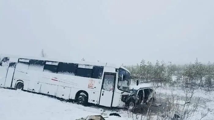 Последствия ДТП с легковым автомобилем и автобусом  в Ханты-Мансийском автономном округе. 10 мая 2026 - РИА Новости, 1920, 10.05.2026
