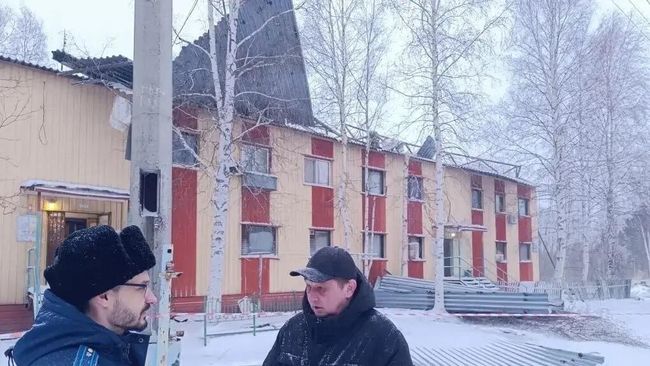 Сильным ветром сорвало кровлю с многоквартирного дома в Пыть-Яхе в ХМАО