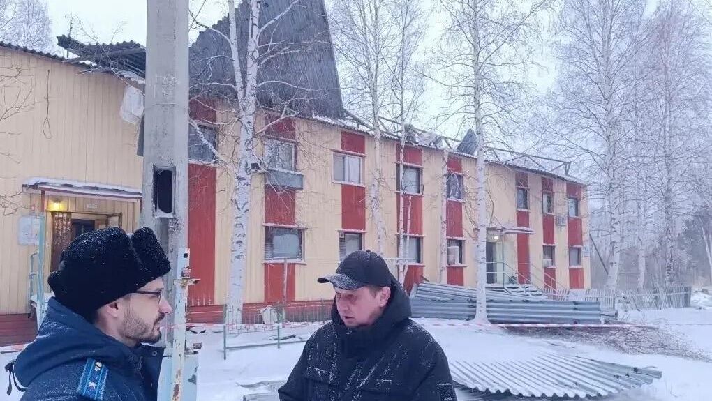 Сильным ветром сорвало кровлю с многоквартирного дома в Пыть-Яхе в ХМАО Сильным ветром сорвало кровлю с многоквартирного дома в Пыть-Яхе в ХМАО - РИА Новости, 1920, 10.05.2026