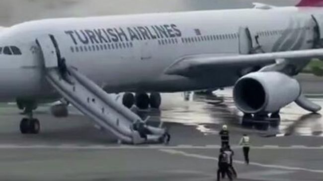 Эвакуация пассажиров рейса Turkish Airlines, прибывшего из Стамбула в столицу Непала Катманду