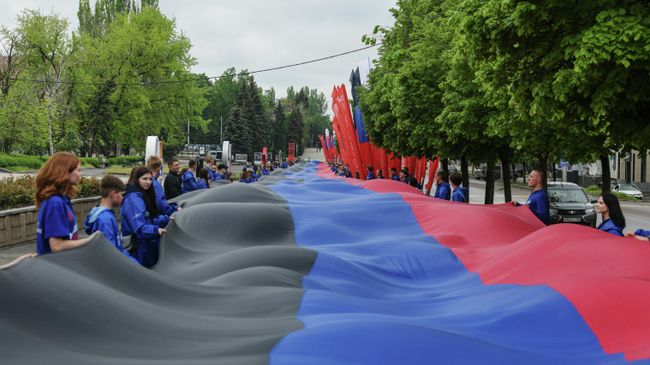 Активисты Молодой гвардии Единой России развернули 200-метровый флаг ДНР в Макеевке в День Республики. 11 мая 2026