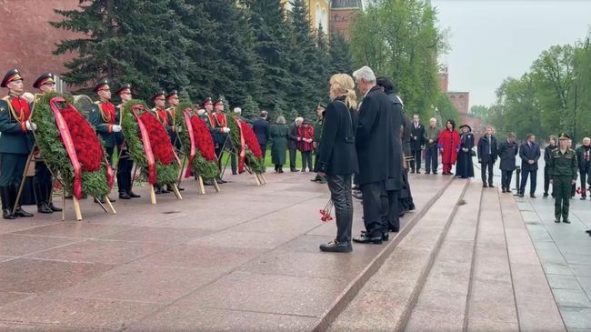 Представители Союза театральных деятелей России возложили цветы к Могиле Неизвестного солдата у стен Кремля Представители Союза театральных деятелей России возложили цветы к Могиле Неизвестного солдата у стен Кремля