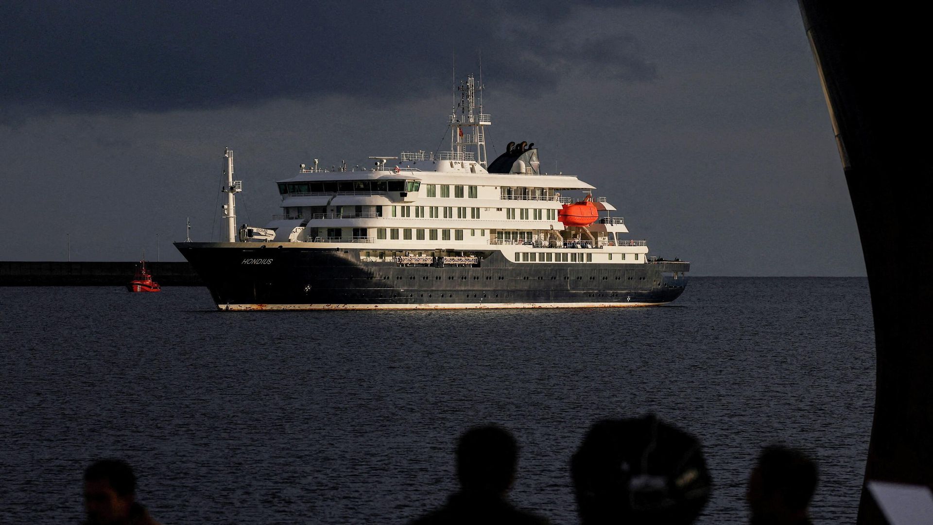 Круизный лайнер MV Hondius, на котором произошла вспышка хантавируса Круизный лайнер MV Hondius, на котором произошла вспышка хантавируса - РИА Новости, 1920, 06.06.2026