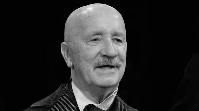 Актер Вадим Александров в сцене из спектакля Женитьба в Театре имени Евгения Вахтангова