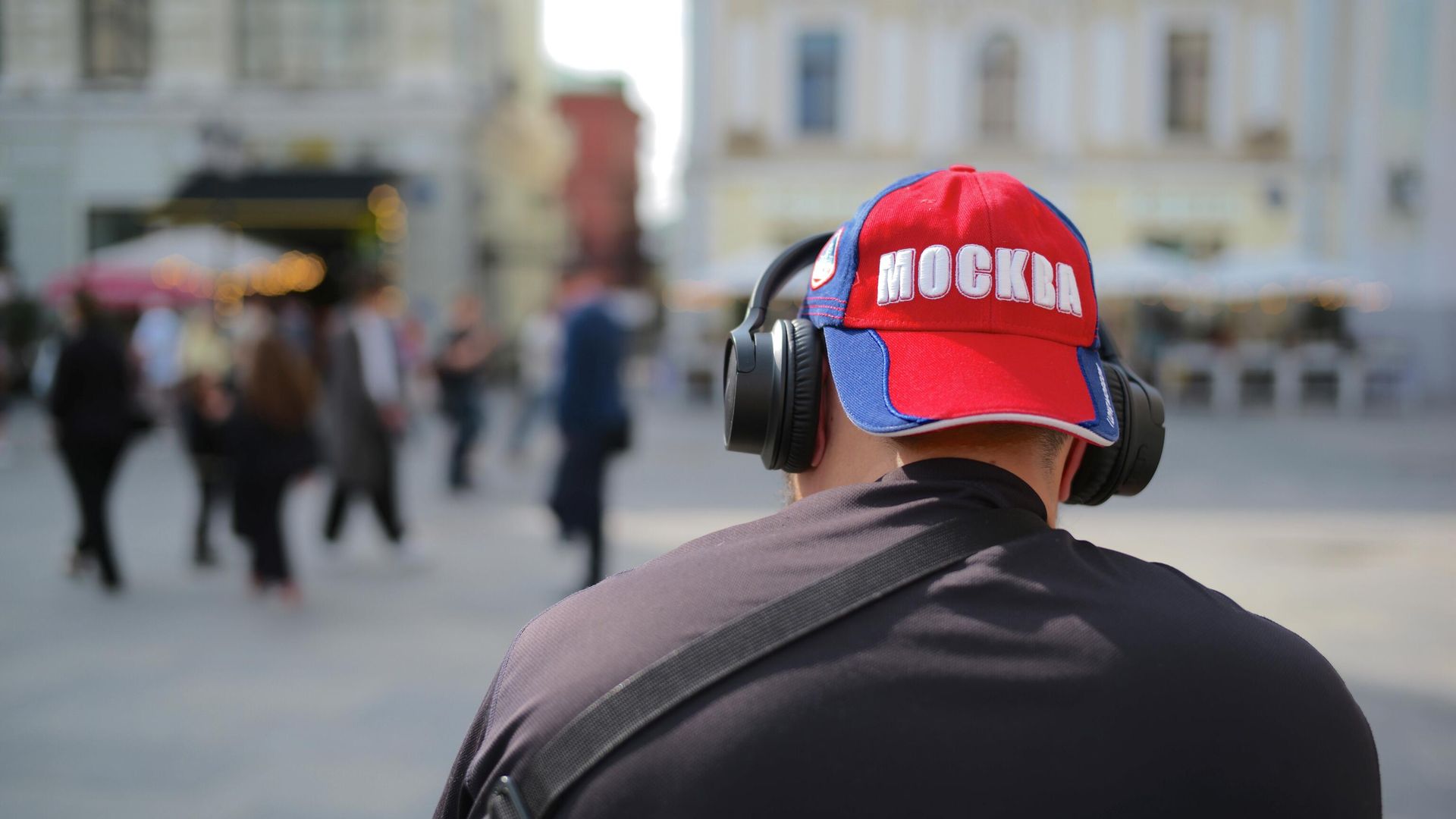Мужчина слушает музыку в центре Москвы Мужчина слушает музыку в центре Москвы - РИА Новости, 1920, 12.06.2026