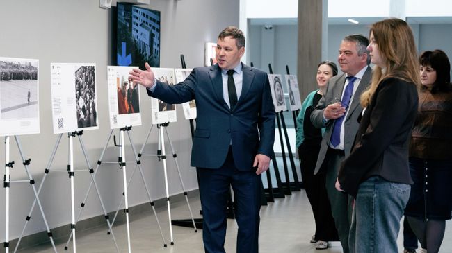 Начальник отдела Управления просветительских проектов международной медиагруппы Россия сегодня Кирилл Ибрагимов проводит экскурсию по фотовыставке Первые среди звезд для ректора НГУ Дмитрия Пышного и гостей мероприятия