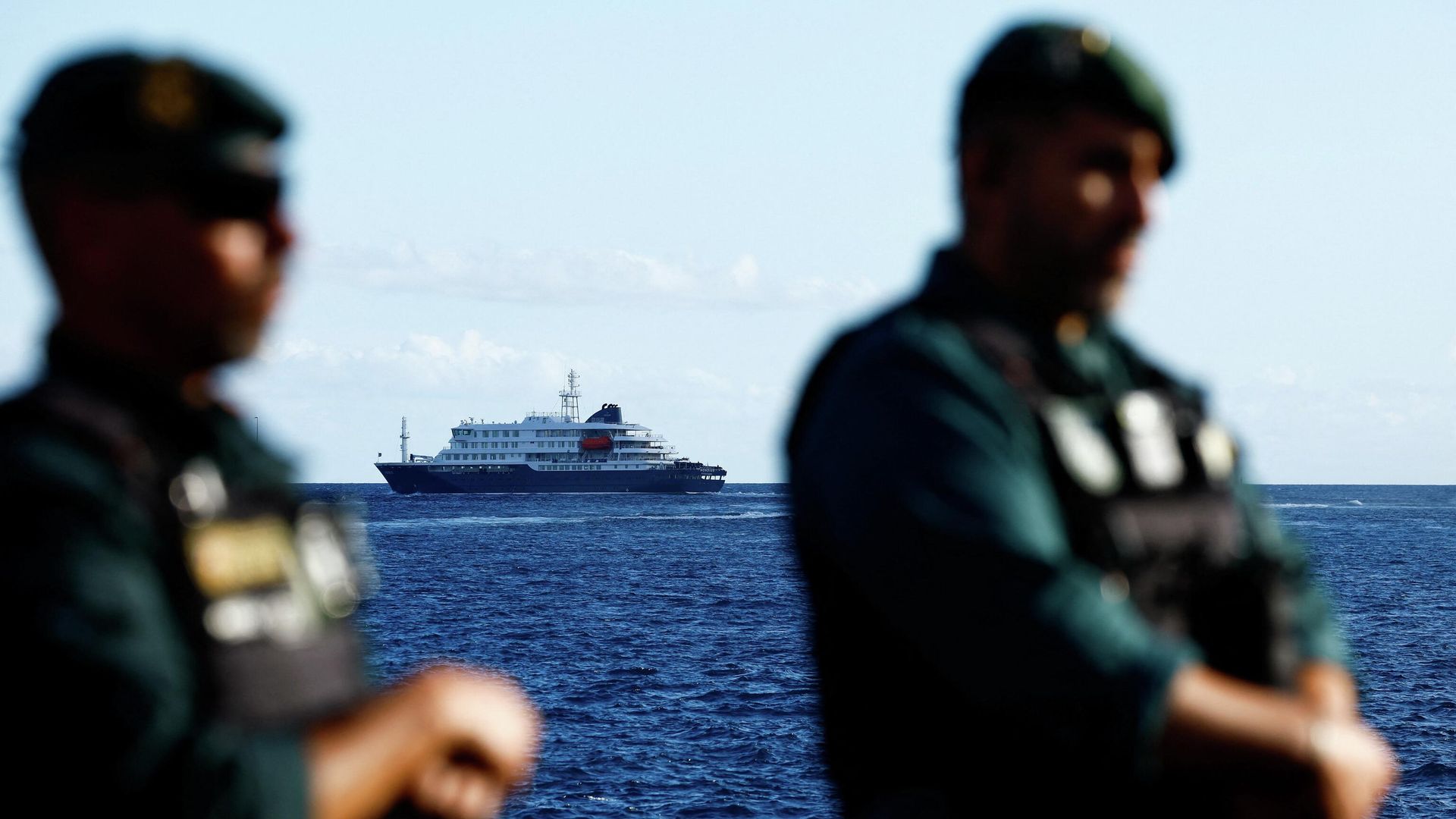 Круизный лайнер MV Hondius покидает порт Гранадилья на острове Тенерифе, Испания - РИА Новости, 1920, 12.05.2026