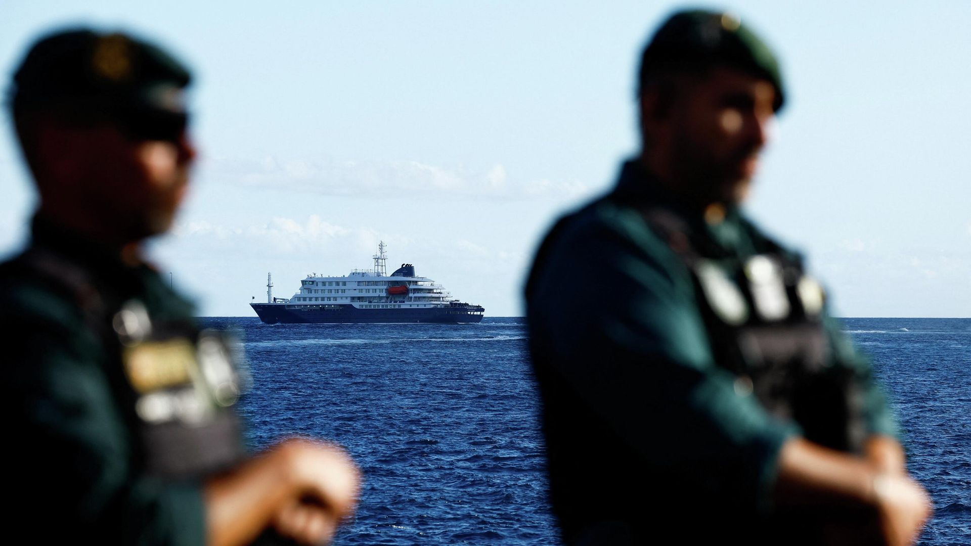 Круизный лайнер MV Hondius покидает порт Гранадилья на острове Тенерифе, Испания - РИА Новости, 1920, 12.05.2026