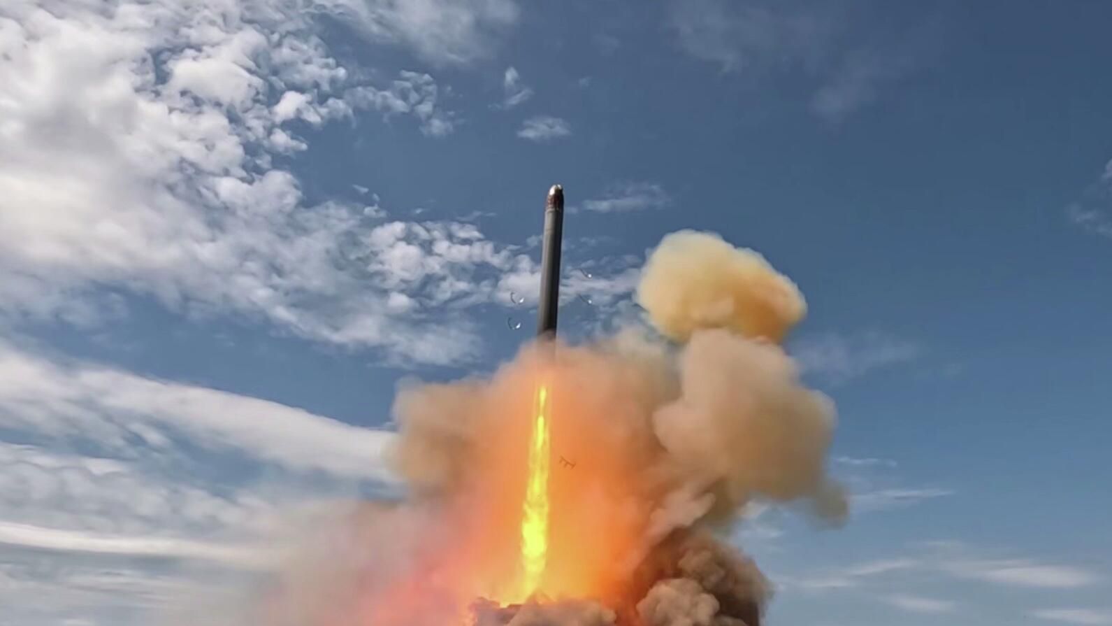 Запуск межконтинентальной баллистической ракеты стационарного базирования Сармат - РИА Новости, 1920, 17.05.2026