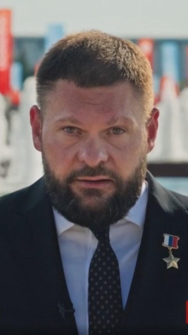 Военкор ВГТРК Евгений Поддубный во время прямого эфира в День Победы Военкор ВГТРК Евгений Поддубный во время прямого эфира в День Победы