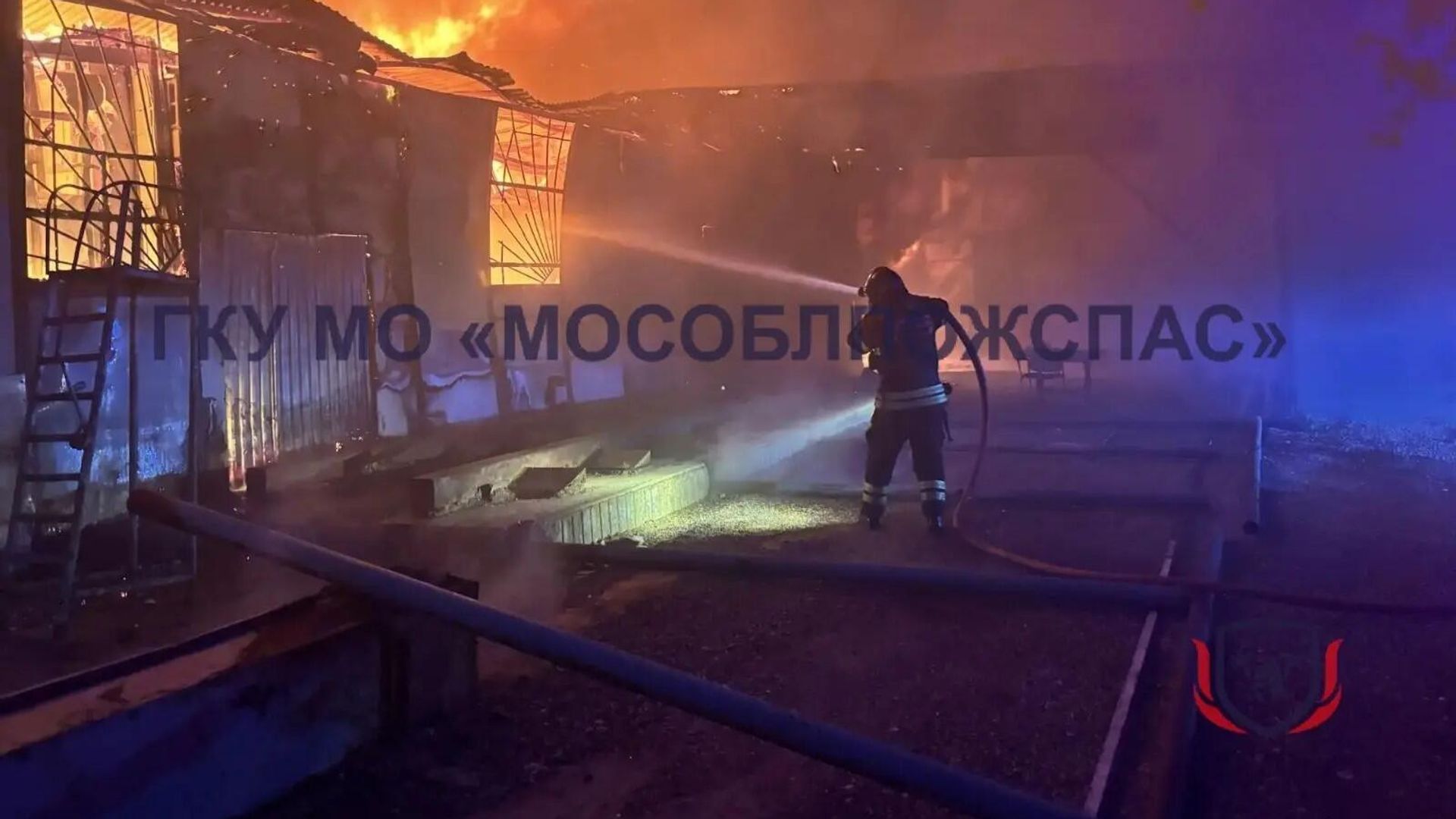 Сотрудники МЧС ликвидируют пожар в производственном здании в Мытищах Сотрудники МЧС ликвидируют пожар в производственном здании в Мытищах - РИА Новости, 1920, 13.05.2026