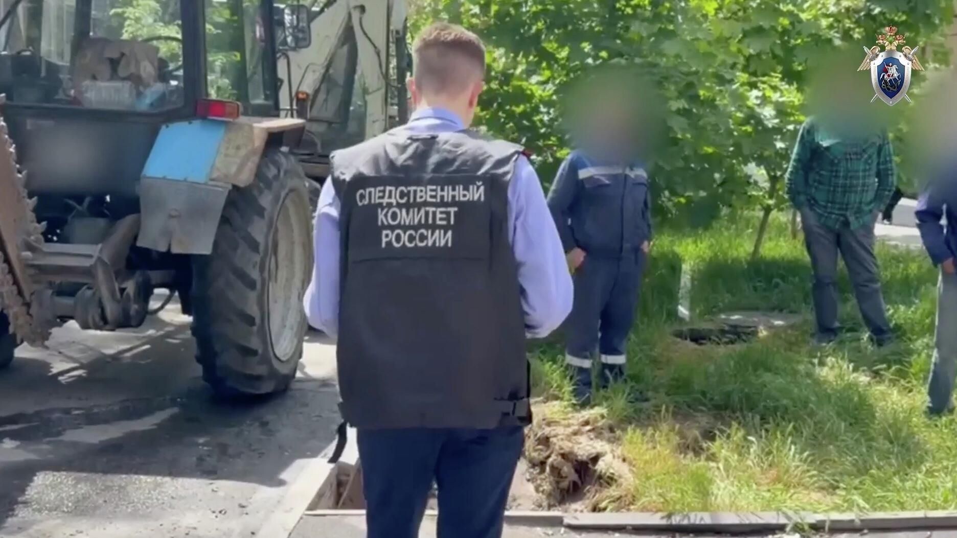Сотрудник СК на месте прорыва теплотрассы в Ростове-на-Дону. Кадр видео Сотрудник СК на месте прорыва теплотрассы в Ростове-на-Дону. Кадр видео - РИА Новости, 1920, 13.05.2026