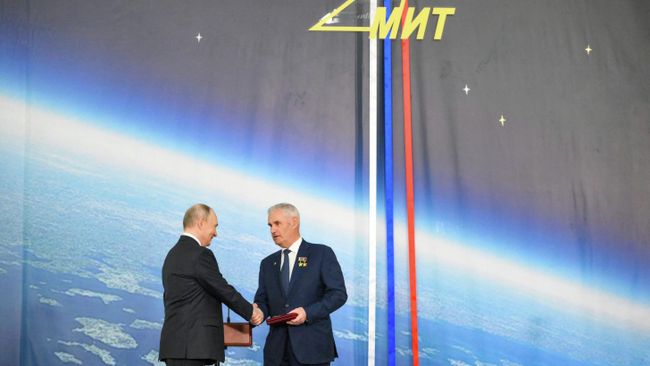 Президент РФ Владимир Путин на церемонии вручения ордена За доблестный труд работникам Московского института теплотехники. Справа: Герой России академик РАН, генеральный конструктор Московского института теплотехники Юрий Соломонов