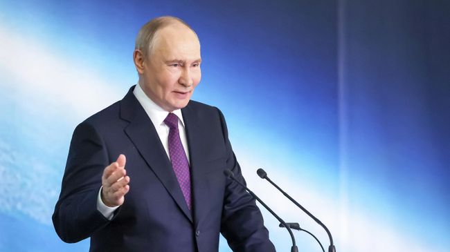 Президент России Владимир Путин во время посещения Московского института теплотехники