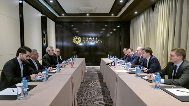 Заместитель секретаря Совета безопасности РФ Александр Венедиктов и заместитель председателя Совета безопасности Ирана Али Багери во время встречи на полях ШОС в Бишкеке