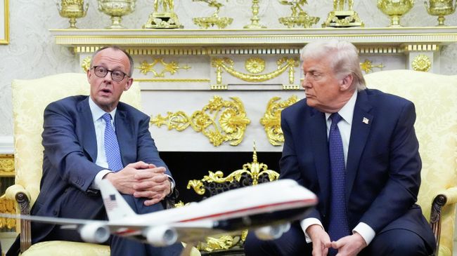 Президент США Дональд Трамп и канцлер Германии Фридрих Мерц во время встречи в Овальном кабинете Белого дома
