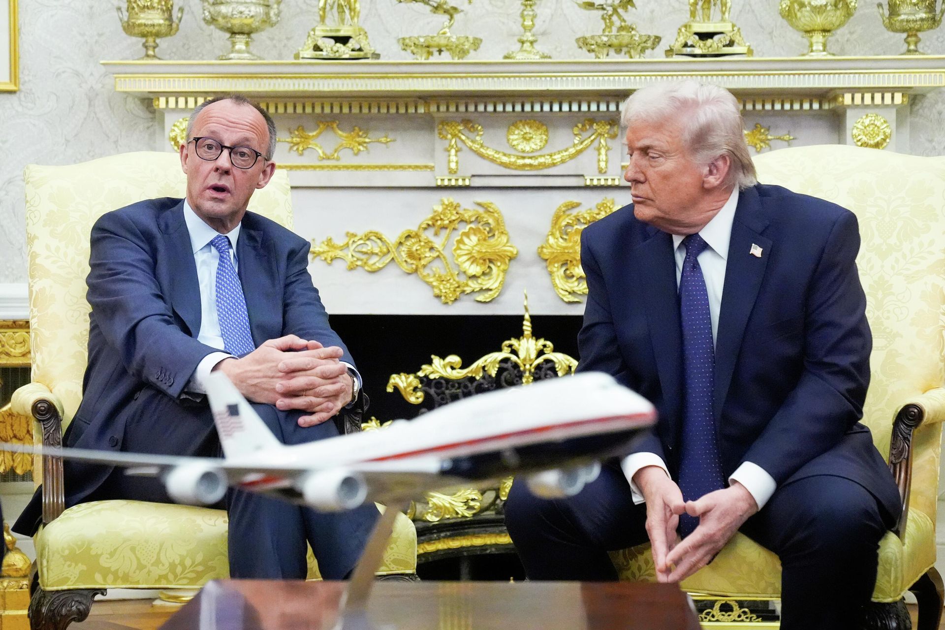 Президент США Дональд Трамп и канцлер Германии Фридрих Мерц во время встречи в Овальном кабинете Белого дома Президент США Дональд Трамп и канцлер Германии Фридрих Мерц во время встречи в Овальном кабинете Белого дома - РИА Новости, 1920, 06.03.2026