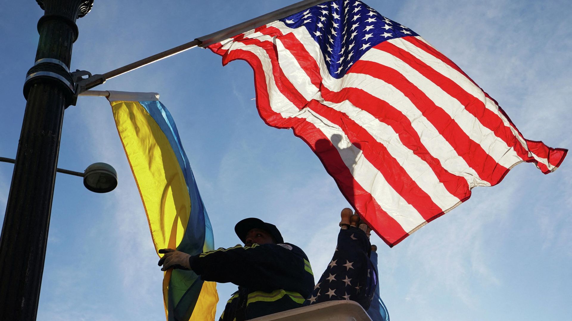 Флаги США и Украины в Вашингтоне Флаги США и Украины в Вашингтоне - РИА Новости, 1920, 22.05.2026