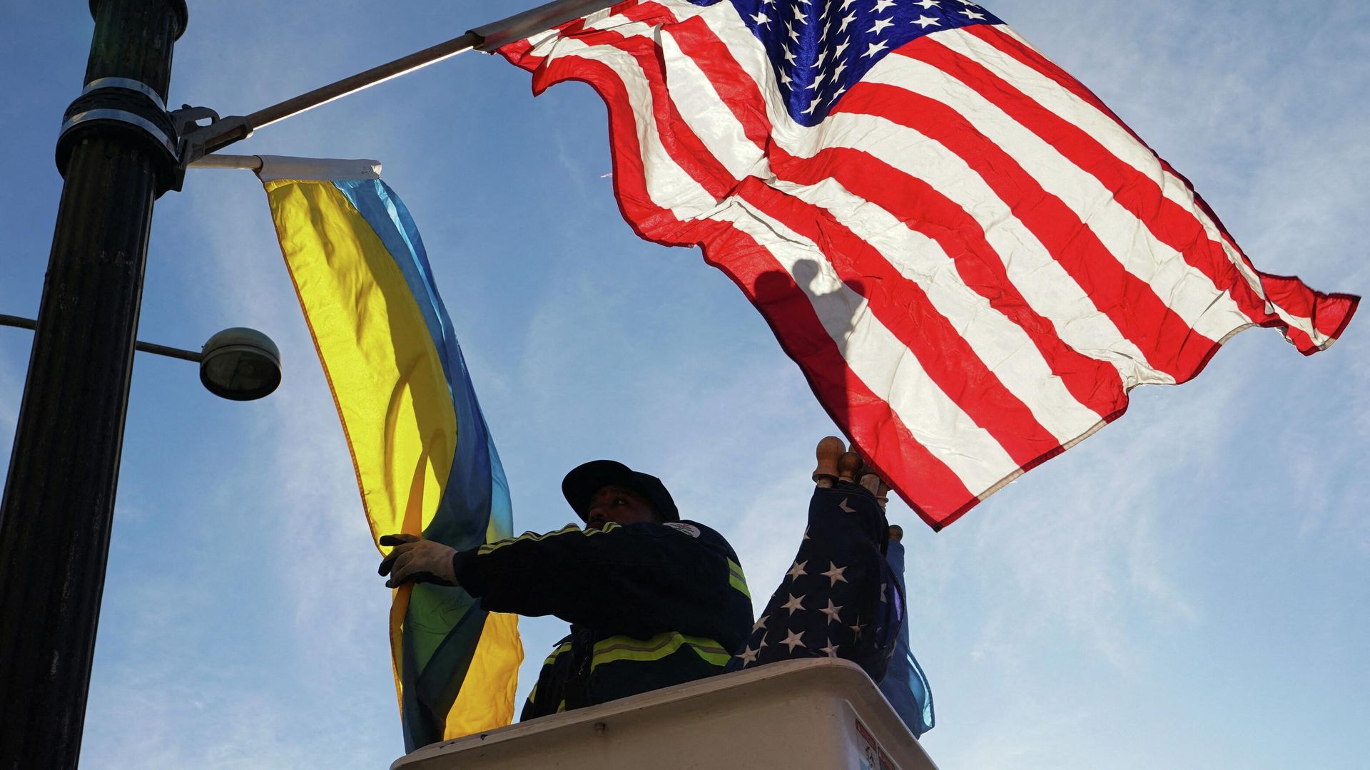 Флаги США и Украины на Пенсильвания-авеню в Вашингтоне - РИА Новости, 1920, 15.05.2026