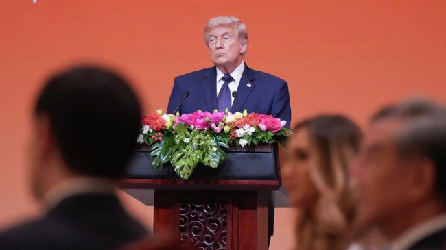 Президент Дональд Трамп выступает в Большом зале народных собраний в Пекине