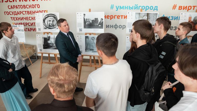 Студенты СГТУ имени Гагарина Ю.А. осматривают фотовыставку фотовыставки Первые среди звезд Студенты СГТУ имени Гагарина Ю.А. осматривают фотовыставку фотовыставки Первые среди звезд