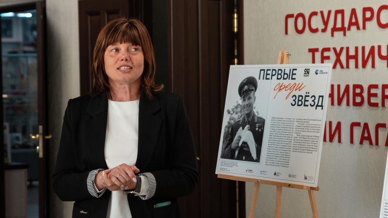 Инна Николаевна Буйкевич – заведующая Народным музеем Ю.А. Гагарина выступает с приветственной речью на открытии выставки Первые среди звезд Инна Николаевна Буйкевич – заведующая Народным музеем Ю.А. Гагарина выступает с приветственной речью на открытии выставки Первые среди звезд