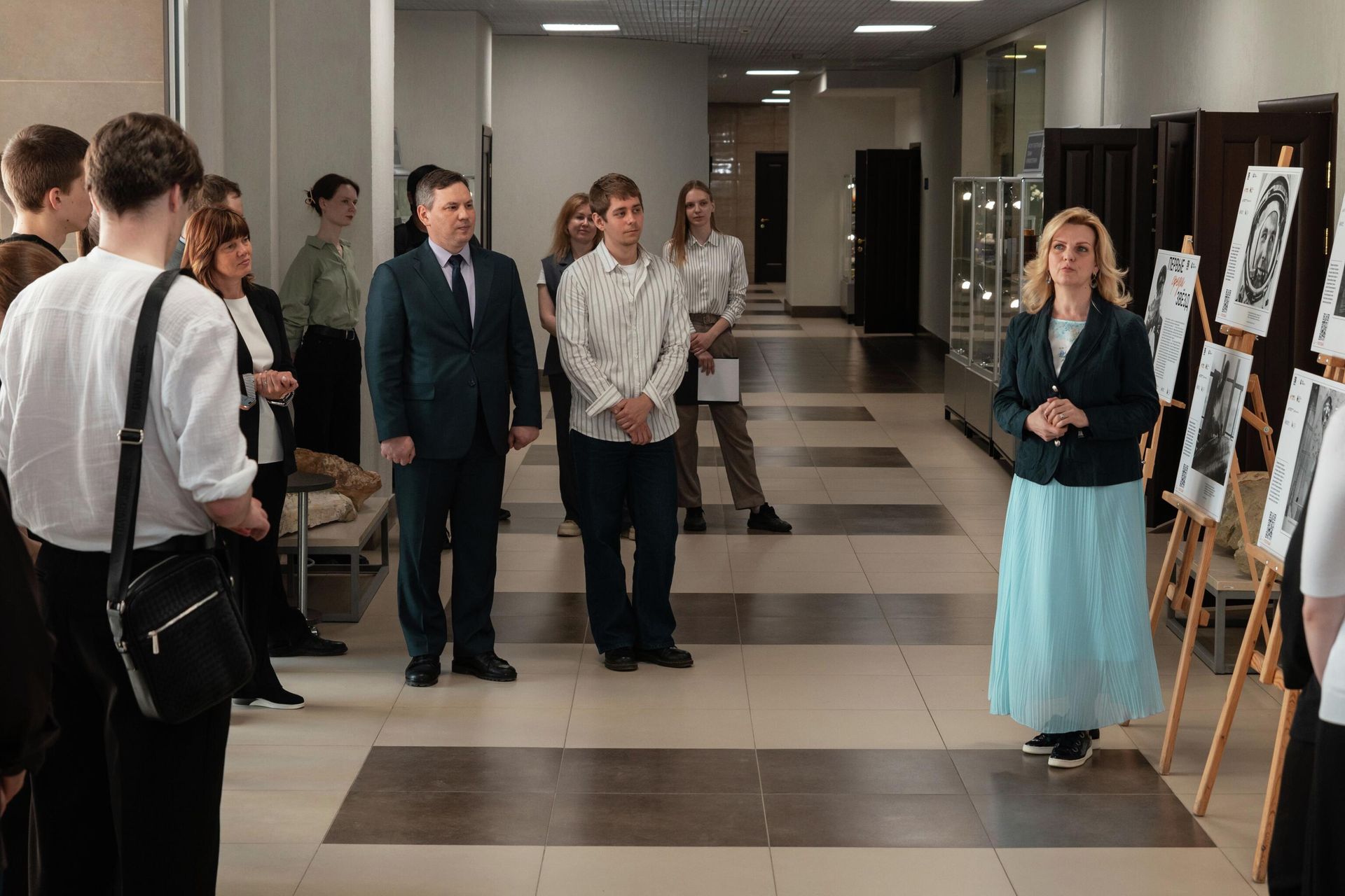 Наталья Николаевна Обрежа – директор культурно-просветительского центра СГТУ имени Гагарина Ю.А. выступает с приветственной речью на открытии выставки Первые среди звезд Наталья Николаевна Обрежа – директор культурно-просветительского центра СГТУ имени Гагарина Ю.А. выступает с приветственной речью на открытии выставки Первые среди звезд - РИА Новости, 1920, 14.05.2026