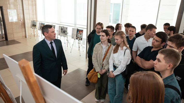 Студенты СГТУ имени Гагарина Ю.А. осматривают фотовыставку фотовыставки Первые среди звезд Студенты СГТУ имени Гагарина Ю.А. осматривают фотовыставку фотовыставки Первые среди звезд