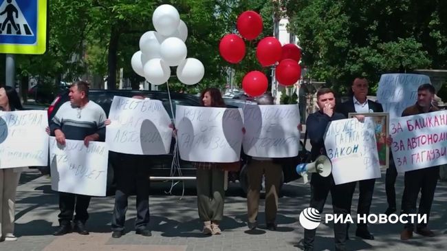 Представители Гагаузии проводят митинг в поддержку Гуцул