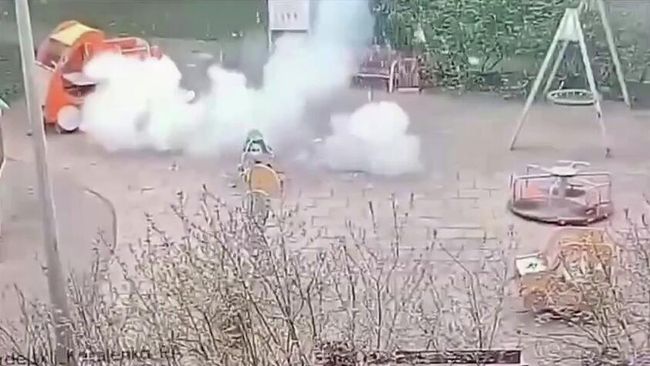 Маленькие хулиганы взорвали игрушку с петардой на детской площадке в Петербурге