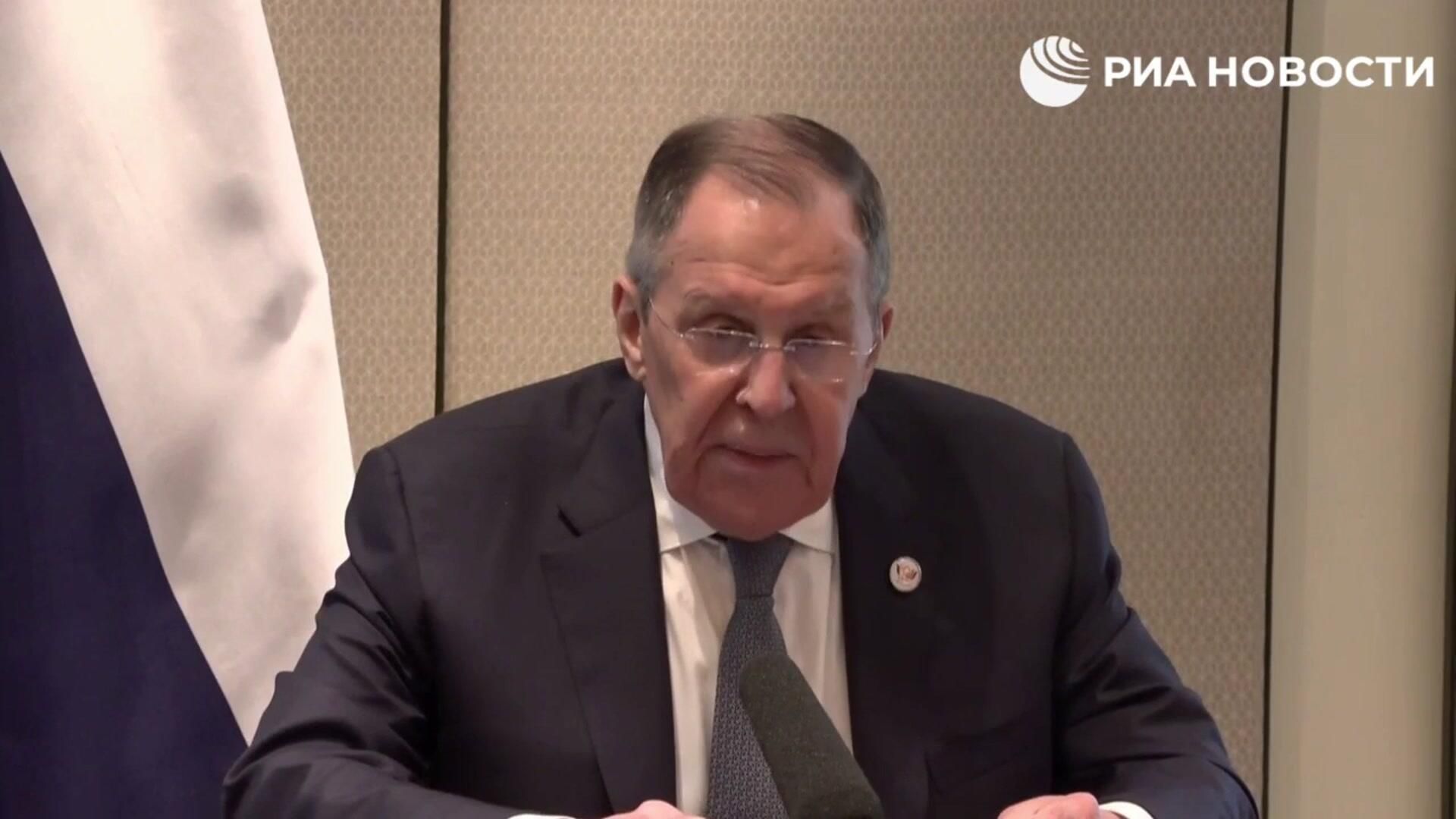 Ребят, выведите его отсюда. Лавров отчитал мужчину, громко включившего перевод Ребят, выведите его отсюда. Лавров отчитал мужчину, громко включившего перевод - РИА Новости, 1920, 15.05.2026