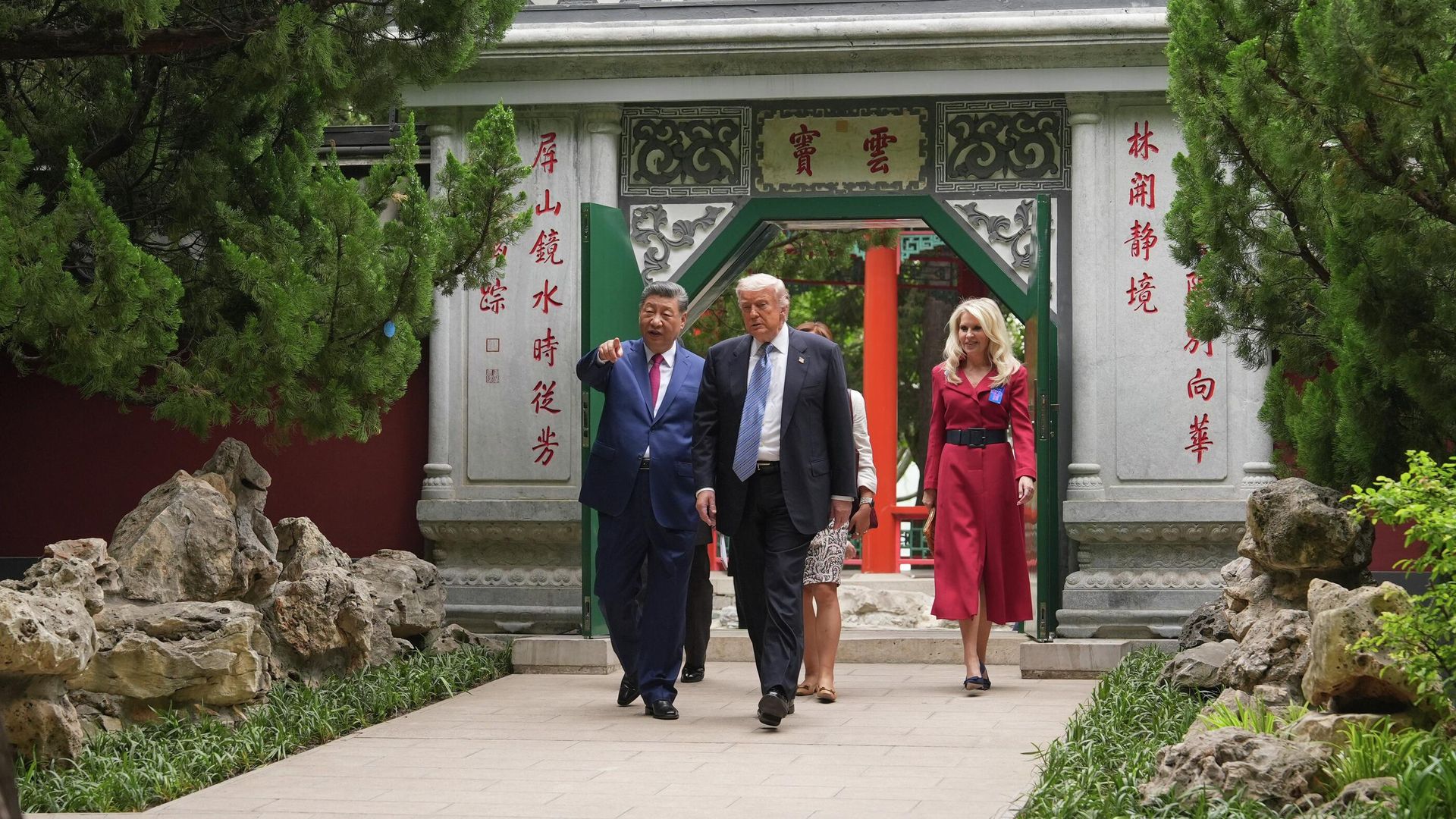 Президент США Дональд Трамп беседует с председателем КНР Си Цзиньпином в саду Чжуннаньхай в Пекине. 15 мая 2026 - РИА Новости, 1920, 15.05.2026
